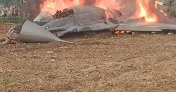 Hindistan’da savaş uçağı düştü! Pilot kendisini yere attı