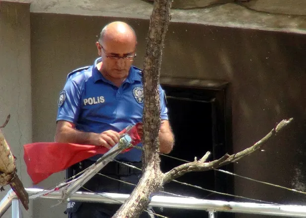 Antalya'da küle dönen evdeki Türk bayrağı zarar görmedi-2