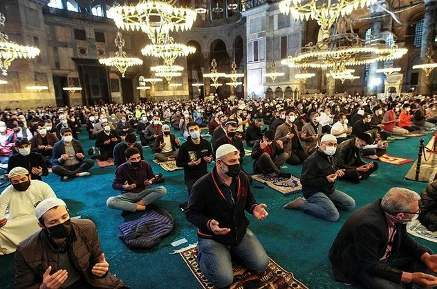 "Fethin sembolü" Ayasofya-i Kebir Camii'nde 88 yıl sonra ilk teravih namazı kılınacak! Osmanlı'nın kadim geleneği Enderun teravih yaşatılacak