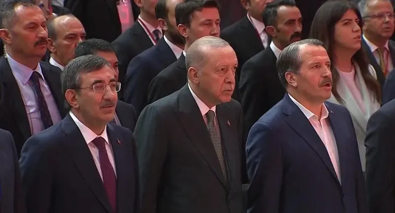 ankarada-dikkat-ceken-anlar-baskan-erdogan-gelen-telefon-uzerine-salondan-ayrildi-1750681471271.jpeg Ankara'da dikkat çeken anlar! Başkan Erdoğan gelen telefon üzerine hemen salondan ayrıldı.. Her anı diplomasi-3