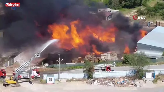 Kocaeli'de palet fabrikasında yangın