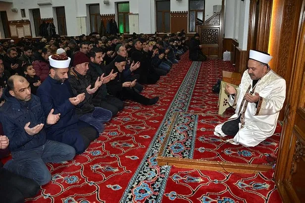 mirac-kandilinde-eller-semaya-depremzedeler-icin-acildi-1676664247745.jpeg Deprem bölgesinde Miraç Kandili! Çadır mescitlerde eller semaya açıldı-12