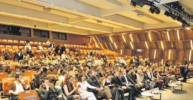 ‘Aynı Yağmur Altında’ ilk bölümüyle ekrana kilitledi