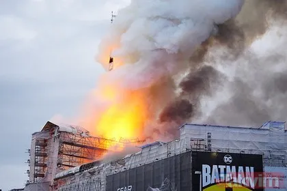 Eski Borsa binası resmen kül oldu! Restorasyon sırasında yangın çıktı kule çöktü: Polisten ‘araç kullanmayın’ çağrısı