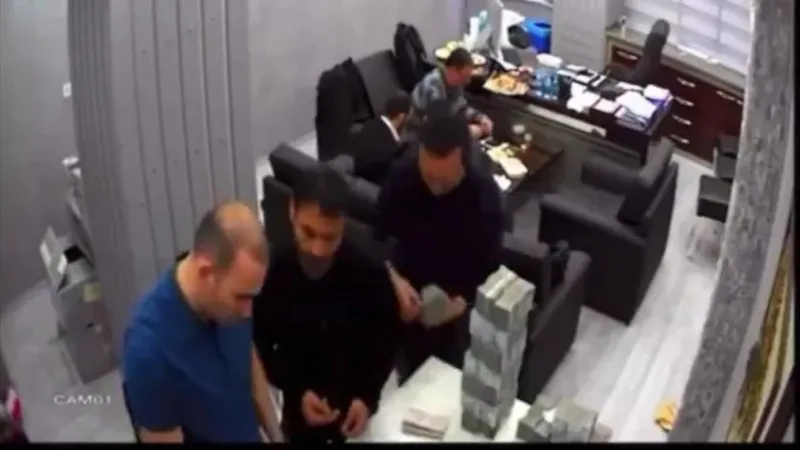 ekremci-ismail-saymaz-patladi-bir-binayi-almaya-beceremeyen-partiye-iktidar-verilir-mi-chpnin-paradan-kuleleri-1710790894764.jpeg Ekremci İsmail Saymaz patladı: Bir binayı almaya beceremeyen partiye iktidar verilir mi? | CHP'nin paradan kuleleri-2