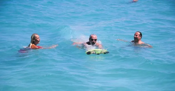 "Ben Bu Cihana Sığmazam" dizisinde rol alan Sedat Erdiş Hanoğlu denizin tadını çıkardı!