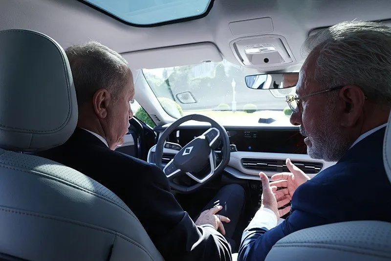 Başkan Erdoğan'dan Togg'un yeni gözdesi T10F'yi test sürüşü (AA)