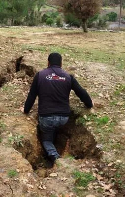 Tarlasında 4 metrelik çatlaklar oluştu