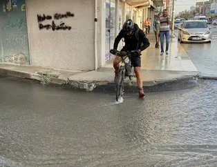 Adana’da su borusu patladı! Asfalt çöktü sokaklar göle döndü