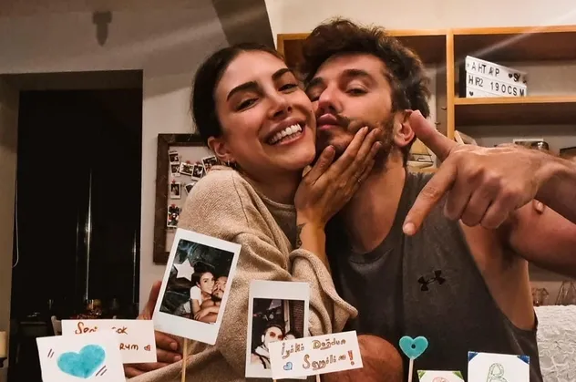 Kolpa grubunun solisti Barış Yurtçu aşka geldi! Eşi Deniz Baysal’ın doğum gününü bakın nasıl kutladı