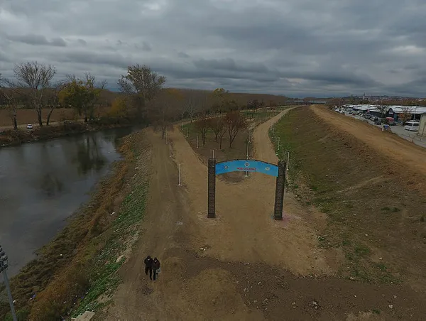 CHP'li Edirne Belediyesi'nden direkli park! Vatandaştan tepki yağdı!-4