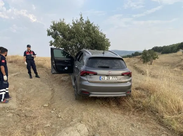 manisada-agaca-carpan-otomobilin-icinde-hayrete-dusuren-goruntu-bilekleri-ve-boynu-kesilmis-erkek-cesedi-bulun-1692306037874.jpeg Manisa'da ağaca çarpan otomobilin içinde hayrete düşüren görüntü! Bilekleri ve boynu kesilmiş erkek cesedi bulundu-2
