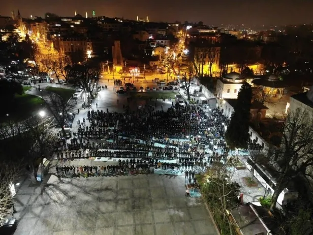 Yılın ilk sabah namazında Ayasofya Camii doldu taştı! Cemaat cami içine sığmadı-6