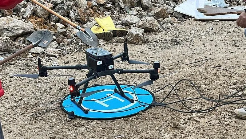 Çalışmalarda yerin yaklaşık 30 metre altını görüntüleyebilen, metale duyarlı dronlar kullanılıyor.