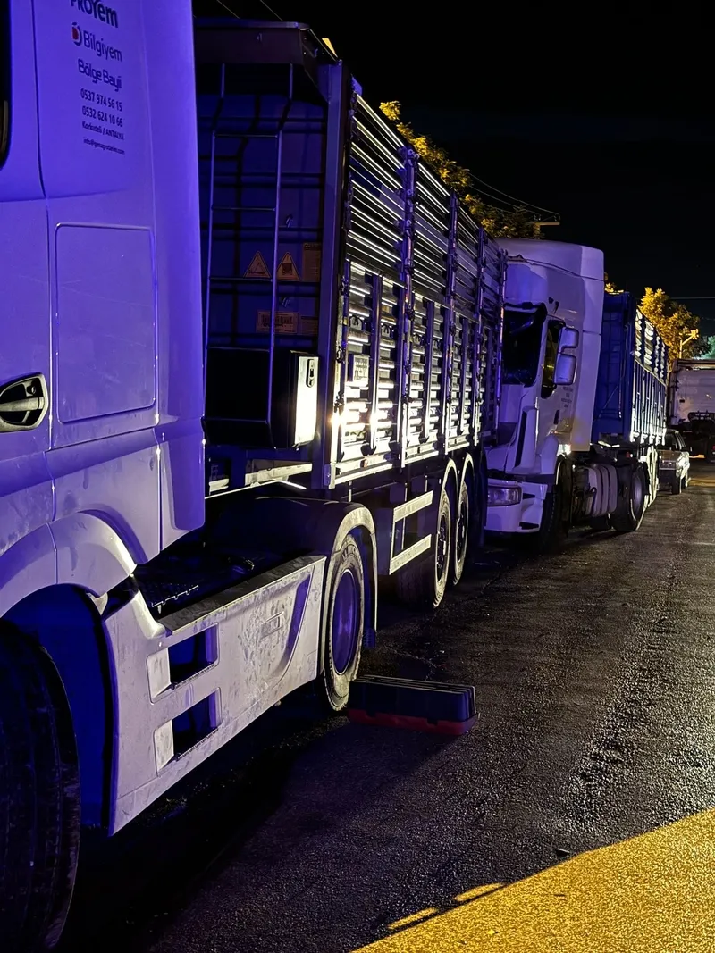 Burdur'da feci kaza! Tır freni boşaldı 5 aracı biçti-4