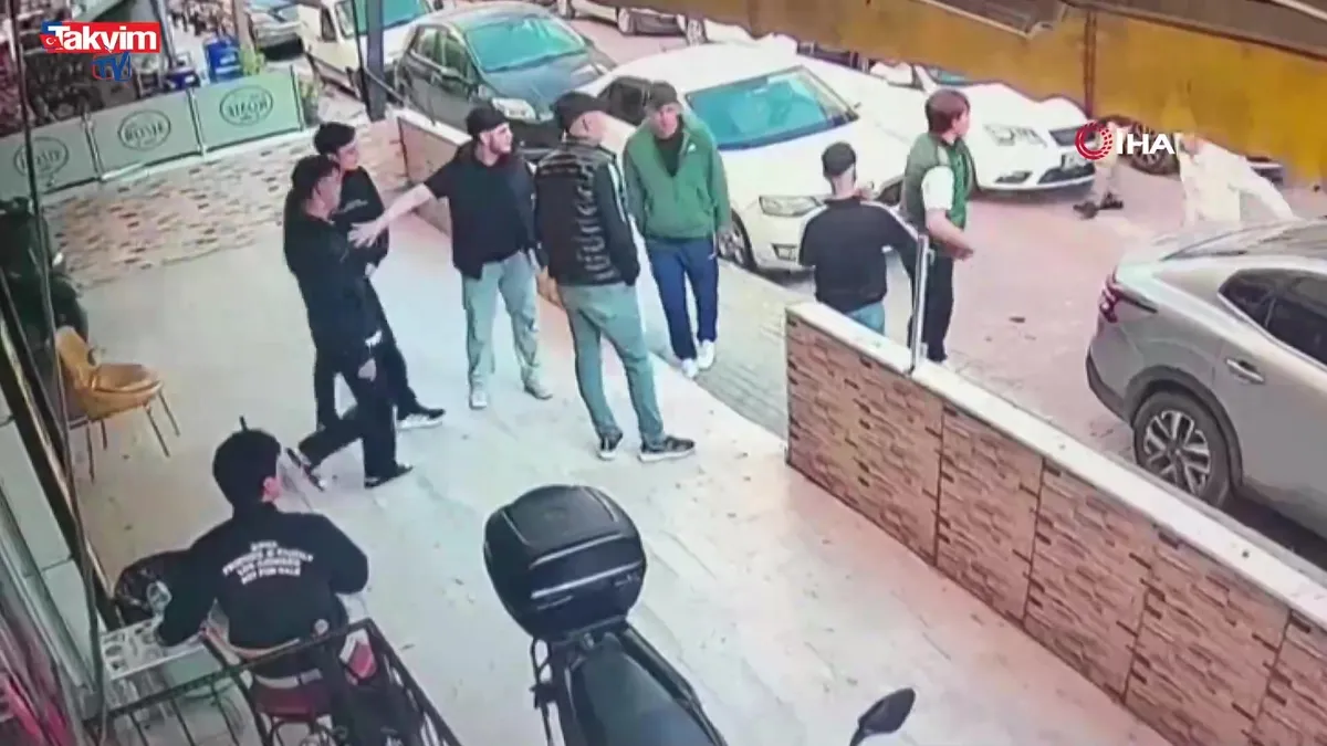 Avcılar’da bıçaklı kavga kamerada: 2 yaralı