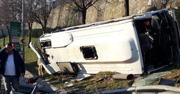 İstanbul Bayrampaşa'da servis midibüsü devrildi