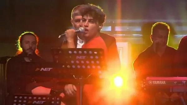 ak-partiye-oy-verme-sovu-alkollu-gencin-marifeti-cikti-chp-yine-yalana-sarildi-1660806939381.jpg Konya'da sahneye fırlayan genç alkollü çıktı! 'AK Parti'ye oy verme' şovunda CHP'nin 'dövdüler' yalanı elinde patladı: Düşerek yaralandı-3