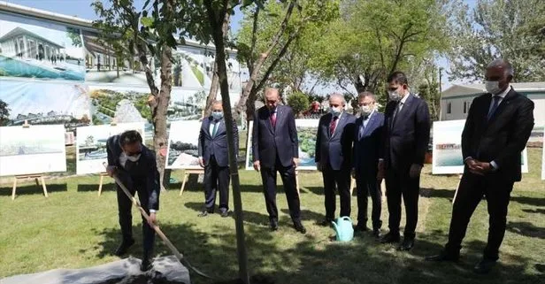 Başkan Erdoğan’dan millet bahçesi açılışı öncesinde samimi kareler! Diktiği ağaca can suyunu elleriyle verdi