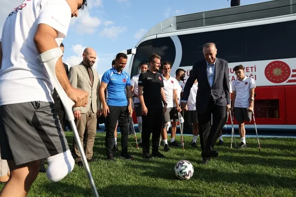 baskan-erdogan-ampute-futbol-takimini-ziyaret-etti-1659810112828.jpg Başkan Erdoğan, Ampute Futbol Takımı'nı ziyaret etti-3