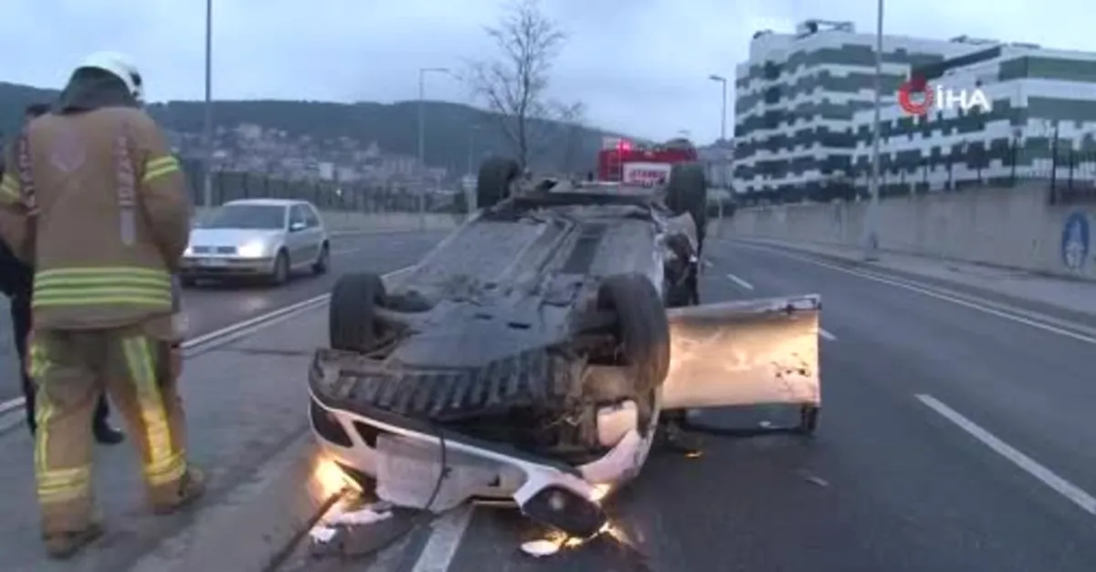 Maltepe’de korkutan kaza! Aydınlatma direğine çarpan araç takla attı: 3 yaralı