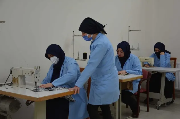 Çocuklar sınıfta, anneler iş başında