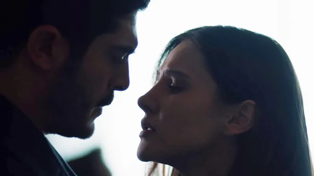 Burak Deniz ve Alina Boz'dan bomba sahne! "Ben sana aşık oldum bayan..."-5