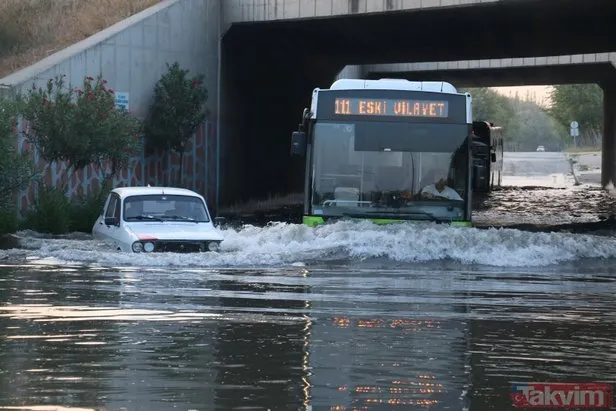 Adana’da araçlar mahsur kaldı, yol kapatıldı