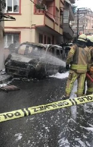 Sürücüsünün direksiyon hakimiyetini kaybettiği otomobil doğalgaz kutusuna çarptı