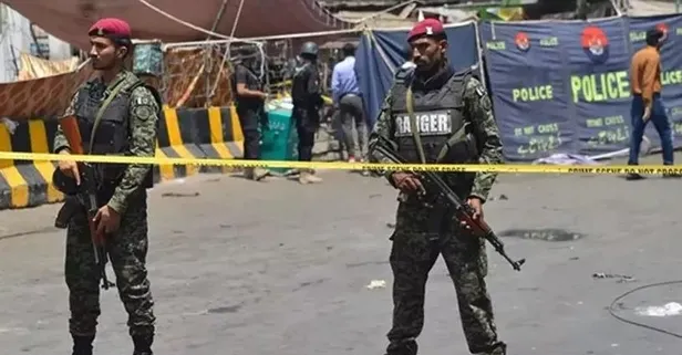 Pakistan'da askeri konvoya saldırı: Ölü ve yaralılar var