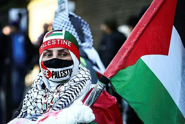 londranin-kalbinde-gazze-icin-milyon-yuruyusu-katil-netanyahu-destekcilerinden-gostericilere-tehdit-bekleyeceg-1699714832525.jpeg Londra’nın kalbinde Gazze için “Milyon Yürüyüşü”! Katil Netanyahu destekçilerinden göstericilere tehdit: Bekleyeceğiz-5