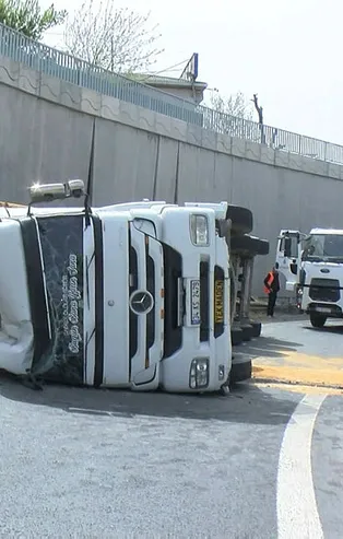 Büyükçekmece'de hafriyat kamyonu devrildi