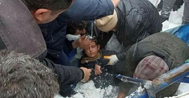 Bitlis’te feci olay! Halı sahanın çatısı çöktü iki çocuk yaralandı