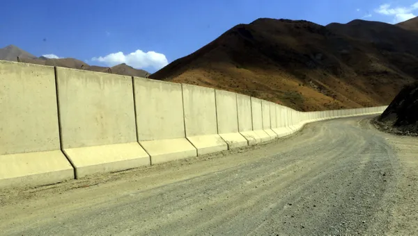 turkiye-iran-sinirina-43-kilometre-kilometre-beton-duvar-oruldu-1630302738417.jpg