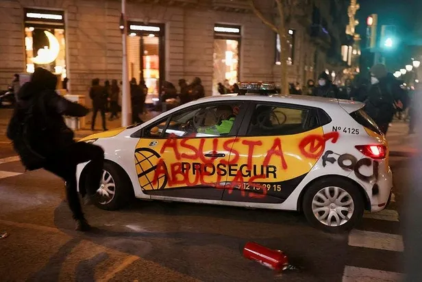 ispanyada-kaos-rapci-pablo-haselin-destekcileri-sokaklara-dokuldu-1613514314060.jpeg İspanya'da kaos! Rapçi Pablo Hasel'in destekçileri sokaklara döküldü-6