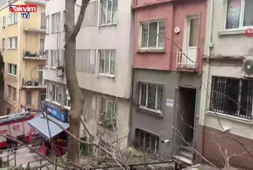 Beyoğlu'nda ağaç binanın üzerine düştü