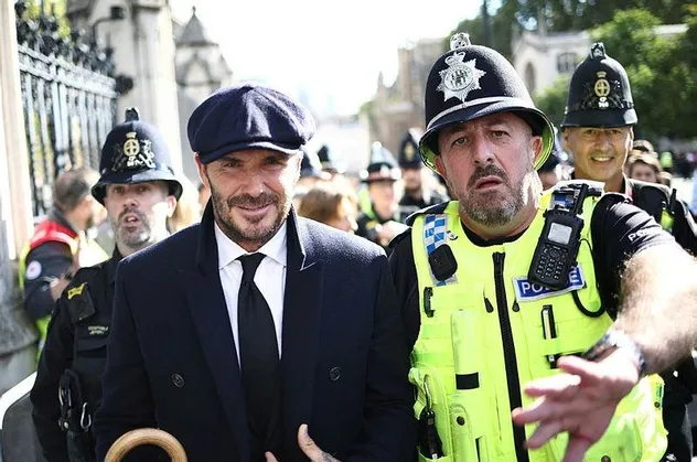 Kilometrelerce kuyrukta bir dünya yıldızı! Kraliçe 2. Elizabeth'in naaşını görmek isteyenler arasında David Beckham da yer aldı