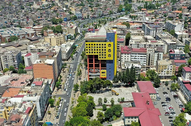 "Dünyanın en saçma binası" tarih oldu! Artık yerinde yeller esiyor