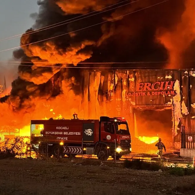 Kocaeli’de lojistik deposunda yangın