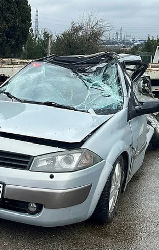 Tuzla'da kayganlaşan yolda kontrolden çıkan araç kamyona çarptı! 1'i ağır 2 yaralı