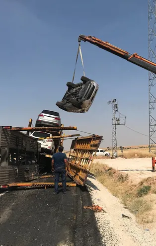 Lüks cip taşıyan TIR devrildi!