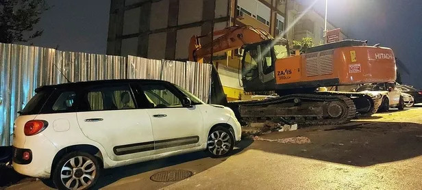 Son dakika: İstanbul Beşiktaş'ta büyük talihsizlik! Aracın üzerine iş makinasının kepçesi düştü-2