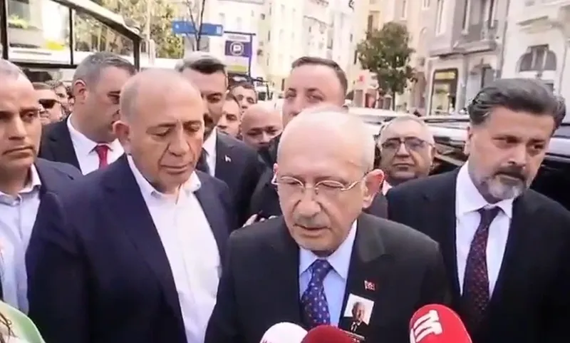 cenazede-mutlak-butlan-ruzgari-kemal-kilicdaroglu-ozgur-ozeli-pas-gecti-1776084762584.jpeg Cenazede mutlak butlan rüzgarı: Kemal Kılıçdaroğlu Özgür Özel'i "pas" geçti-4