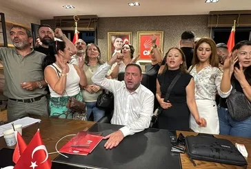 CHP’de sinkaflı arınma! İzmir il binası gece yarısı savaş alanına döndü | Küfürler havada uçuştu