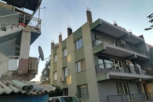 İzmir'de kan donduran olay! Yaşlı adam karısını baltayla ağır yaraladı