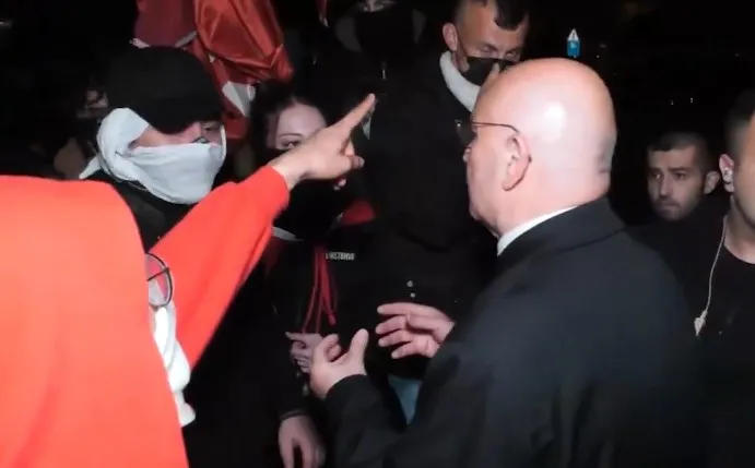 ozgur-ozelin-teminatiyiz-dedigi-lgbtliler-sarachanede-azitti-gaylar-dudak-dudaga-15-temmuz-sehitlerinin-kemikl-1742980211420.jpeg Bir LGBT'li CHP'li Mahmut Tanal'a bağırmaya başlayınca Tanal alandan kaçtı (Takvim.com.tr)