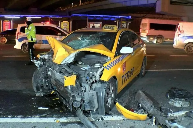 Eyüpsultan'da ticari taksi ile otomobil feci şekilde çarpıştı! 1'i ağır 3 yaralının yardımına sağlık öğrencileri koştu