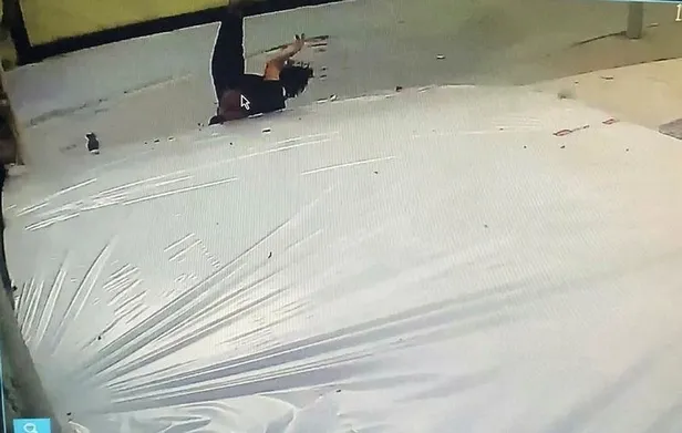 SON DAKİKA: Kağıthane'de dehşet anları kamerada: 3. kattan aşağıya düşen genç kadını sünger kurtardı-3