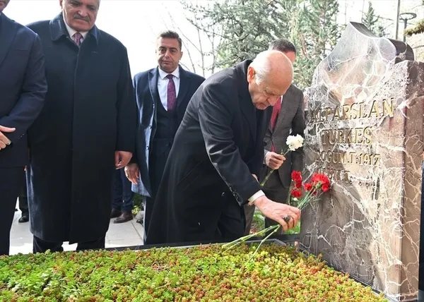 devlet-bahceliden-alparslan-turkesin-kabrine-ziyaret-1680600153890.jpg Devlet Bahçeli'den Alparslan Türkeş'in kabrine ziyaret!-3
