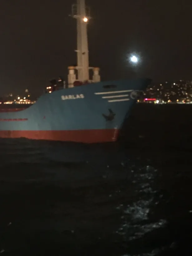 istanbul-bogaz-trafigi-arizalanan-gemi-nedeniyle-askiya-alindi-1640799434774.jpeg İstanbul Boğaz trafiği arızalanan gemi nedeniyle askıya alındı!-1